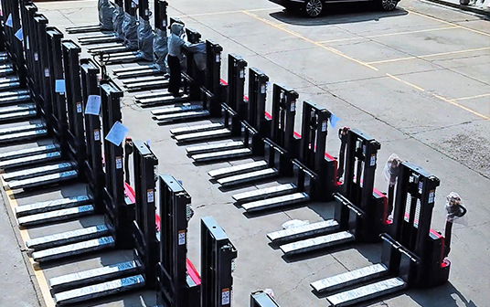 2025年2月28日，金葛完成了向美國的一位新客戶交付一批整柜堆高車，這標志著一段前景光明的業務關系的開端